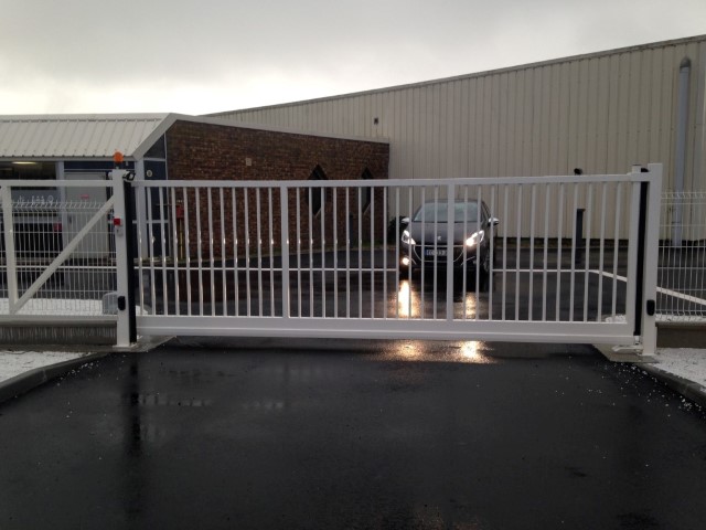 portails industriels, autoportants, coulissants ou pivotants, motorisés ou manuels